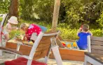 Kindersandkasten bei den Aussensitzplätzen in der Snack Oase