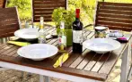 Gasttisch in der Snack-Oase